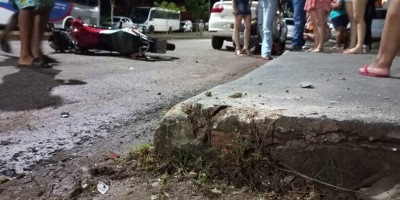 Jovem bate motocicleta e vai parar em baixo de automóvel em Cacoal; veja o vídeo