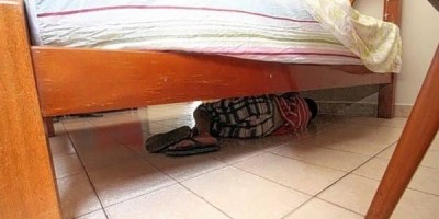 Com medo de ser preso, ladrão é localizado debaixo da cama após furtar motocicleta