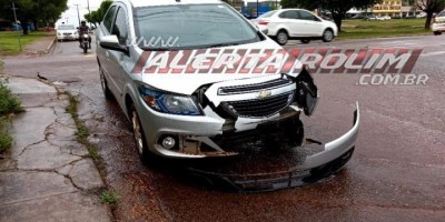 Motociclista fica ferido ao ser atingido por carro que avançou a via preferencial em...