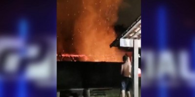 Mulher descobre ex-namorado com outra, provoca escândalo e incendeia residência em...