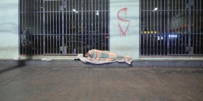 Mulher flagra marido tendo relações sexuais com mendigo em Porto Velho