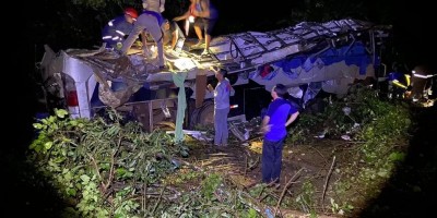 Ônibus cai em ribanceira e deixa 11 mortos e outros 20 feridos, em Sapopema (PR)