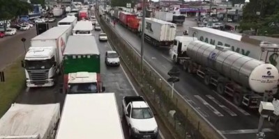Caminhoneiros fecham rodovia na Bahia em protesto contra aumento dos combustíveis; 12...