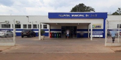 Descontrolado, homem quebra móveis de hospital e tenta agredir policiais em Jaru