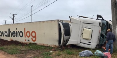 Carreta carregada de carne tomba em rotatória em Cacoal