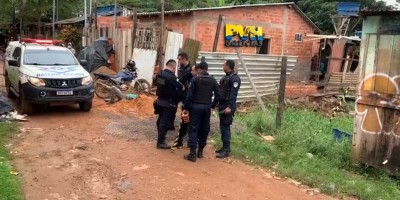 PM flagra roubo, sai em perseguição e um ladrão acaba morto e outro baleado