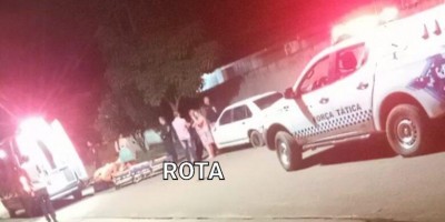 Motociclista fratura a perna ao atingir carro parado em Vilhena; veja o vídeo