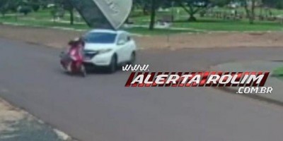 Câmera de segurança registra acidente entre carro e moto em Rolim de Moura