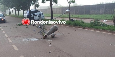 Para não bater em ciclista, motorista joga veículo contra poste de iluminação