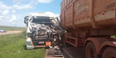 Acidente envolvendo 4 carretas e um automóvel deixa duas pessoas feridas na BR-163 em...