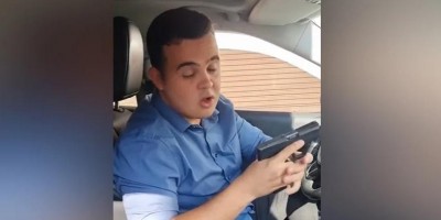 Em vídeo nas redes sociais, deputado saca arma e diz que Lula será 'bem-vindo' em sua...