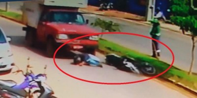 Motociclista escapa da morte após perder controle da direção e cair embaixo de...