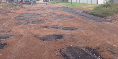 Prefeitura de Rolim de Moura realiza 'tapa-buracos' na rua Dr. Miguel Vieira Ferreira no...