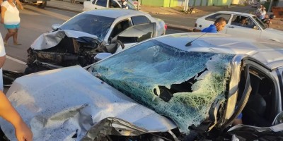 Grave acidente entre dois carros deixa dois mortos e criança de 6 anos ferida no MT;...