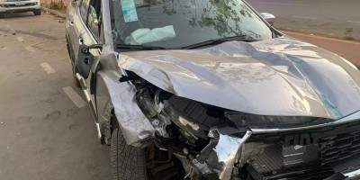 Motorista perde o controle da direção, bate em poste de iluminação e atinge quatro...