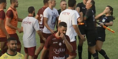 Lamentável: Técnico agride assistente mulher durante partida de futebol e acaba...