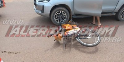 Idoso é atingido por caminhonete enquanto trafegava com bicicleta elétrica no Centro de...