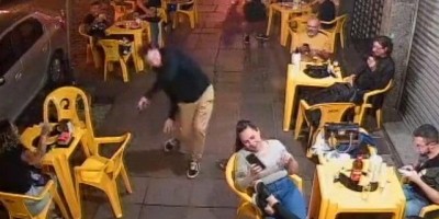 Homem 'surta' após sofrer 'ataque' de barata e vídeo viraliza na internet