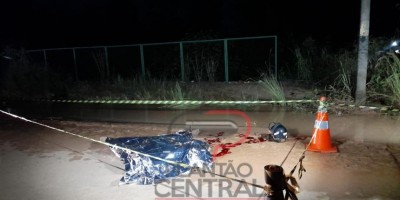 Jovem morre ao colidir com motocicleta em poste de iluminação