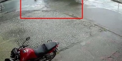 Por pouco caminhão baú não esmaga motociclista em Ji-Paraná; veja o vídeo