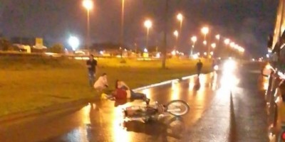 Motociclista fica em estado grave após bater em carreta estacionada em Vilhena