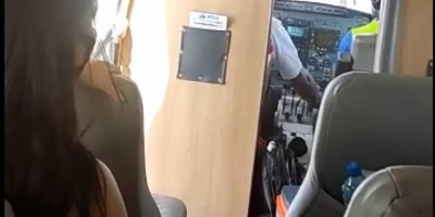Porta de avião abre durante voo no AC e passageiros seguram cabos para mantê-la fechada...