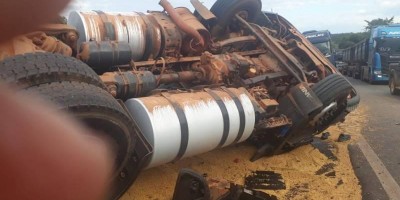Carreta tomba e motorista fica preso às ferragens na BR-364; veja vídeos
