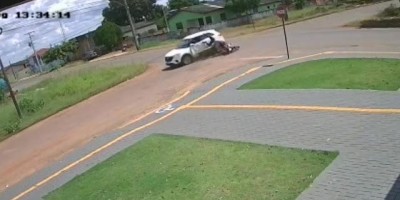 Câmera de segurança registra colisão entre carro e moto em Cacoal
