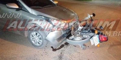 Condutor e passageiro ficaram feridos ao terem moto atingida por carro no Centro de Rolim...