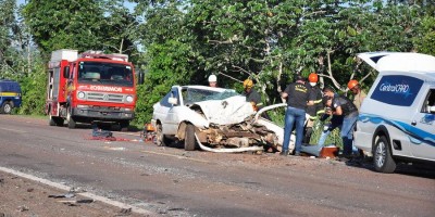 Grave acidente entre dois carros deixa três mortos, dentre eles, uma criança de 2 anos...