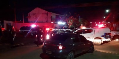 Homem foge com bebê no colo após atacar esposa e adolescente com golpes de facão em...