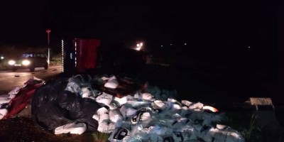 Carreta carregada de fertilizantes tomba na BR-364 em Vilhena