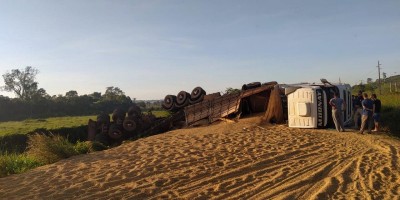 Carreta carregada de soja tomba e deixa BR-364 totalmente bloqueada entre Itapuã e Porto...
