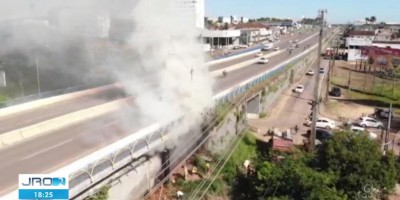 PM prende vendedor de drogas e usuários incendeiam colchões embaixo da ponte do rio...
