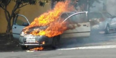 Ford Ka é incendiado de forma criminosa na frente de residência em Porto Velho