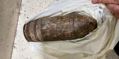 Família tenta embarcar em avião com bomba não detonada e aeroporto entra em pânico;...