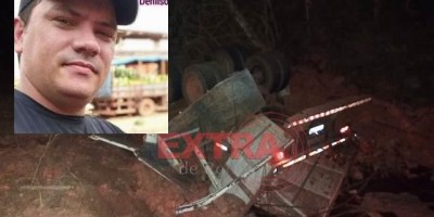 Carreta carregada com tijolos tomba próxima a Colorado e motorista morre preso às...
