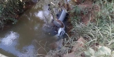 Três pessoas morrem após caminhonete cair dentro de rio na zona rural de Ariquemes;...