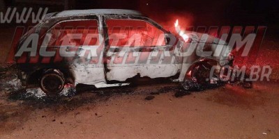 Veículo é incendiado durante a noite de terça-feira, na linha 176 em Rolim de Moura