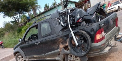 Motocicleta para em cima da carroceria de carro após grave acidente em Santa Luzia