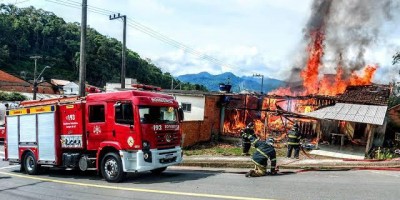 Mulher é agredida e tem apartamento destruído pelo ex-marido enciumado