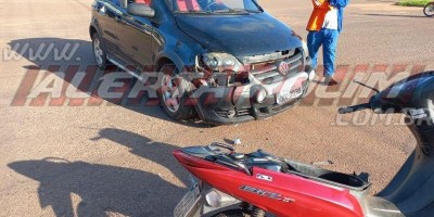 Uma pessoa fica ferida após colisão entre carro e moto na manhã desta quinta-feira em...