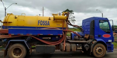 Caminhão limpa-fossa é apreendido transportando 3 mil litros de gasolina de forma...