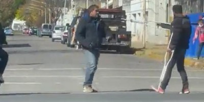 'Deficiente' que pedia esmolas na rua se envolve em briga, abandona muletas e corre...