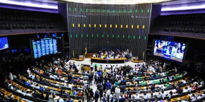 Em clima eleitoral, Congresso aprova 'bomba fiscal', com aumento do piso nacional para...