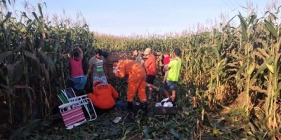 Duas pessoas ficam feridos após picape capotar e ir parar dentro de milharal na área...