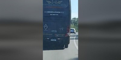 Motorista filma ônibus de dupla sertaneja em alta velocidade momentos antes de acidente...