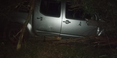 Motorista de caminhonete vai parar em ribanceira após perder o controle da direção na...