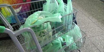 Uso de sacolas plásticas é proibido em estabelecimentos comerciais de Cerejeiras