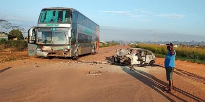 Colisão entre ônibus e carro deixa um morto e 2 gravemente feridos na BR-364 em...